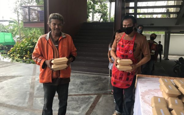 (22-04-63) แจกข้าวกล่องให้กับผู้ประสบภัยโควิด-19_(6)