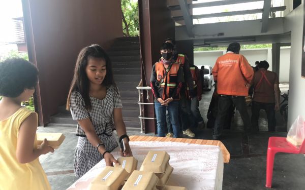 (22-04-63) แจกข้าวกล่องให้กับผู้ประสบภัยโควิด-19_(6)