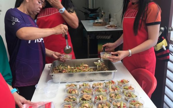 (22-04-63) แจกข้าวกล่องให้กับผู้ประสบภัยโควิด-19_(6)