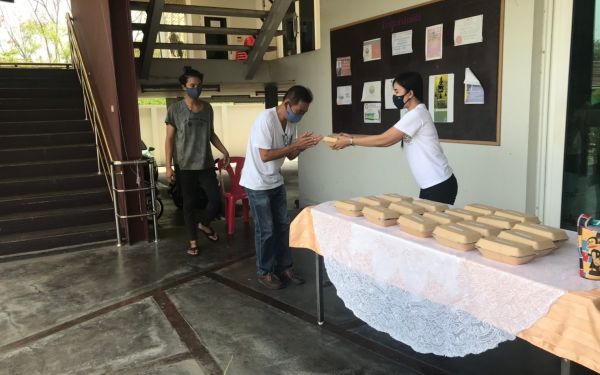(23-04-63) แจกข้าวกล่องให้กับผู้ประสบภัยโควิด-19_(7)