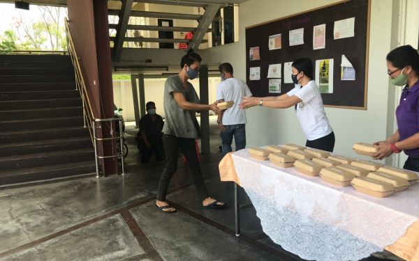 (23-04-63) แจกข้าวกล่องให้กับผู้ประสบภัยโควิด-19_(7)