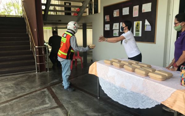 (23-04-63) แจกข้าวกล่องให้กับผู้ประสบภัยโควิด-19_(7)