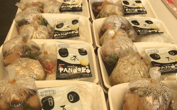 (23-04-63) แจกข้าวกล่องให้กับผู้ประสบภัยโควิด-19_(7)