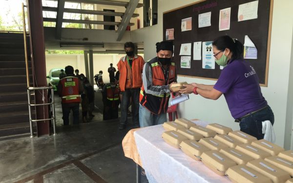 (23-04-63) แจกข้าวกล่องให้กับผู้ประสบภัยโควิด-19_(7)