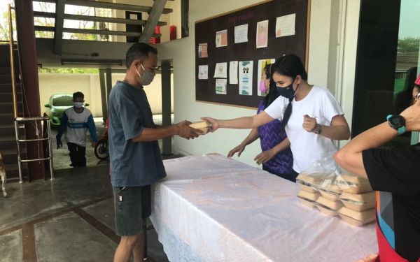 (23-04-63) แจกข้าวกล่องให้กับผู้ประสบภัยโควิด-19_(7)