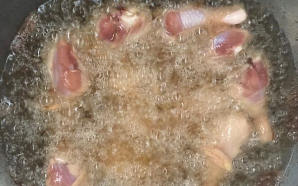 (27-04-63) แจกข้าวกล่องให้กับผู้ประสบภัยโควิด-19_(9)