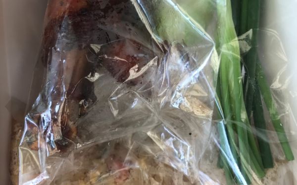 (27-04-63) แจกข้าวกล่องให้กับผู้ประสบภัยโควิด-19_(9)