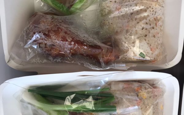 (27-04-63) แจกข้าวกล่องให้กับผู้ประสบภัยโควิด-19_(9)