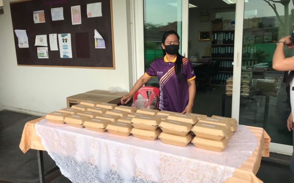 (27-04-63) แจกข้าวกล่องให้กับผู้ประสบภัยโควิด-19_(9)