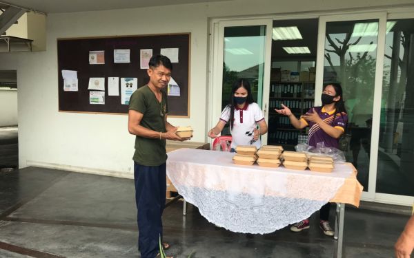 (27-04-63) แจกข้าวกล่องให้กับผู้ประสบภัยโควิด-19_(9)