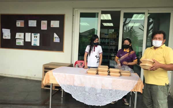 (27-04-63) แจกข้าวกล่องให้กับผู้ประสบภัยโควิด-19_(9)