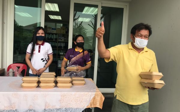 (27-04-63) แจกข้าวกล่องให้กับผู้ประสบภัยโควิด-19_(9)