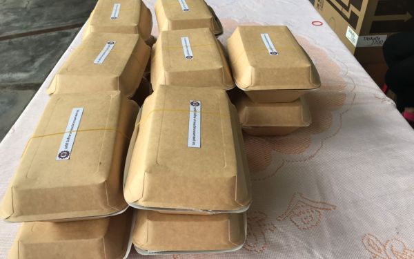 (27-04-63) แจกข้าวกล่องให้กับผู้ประสบภัยโควิด-19_(9)