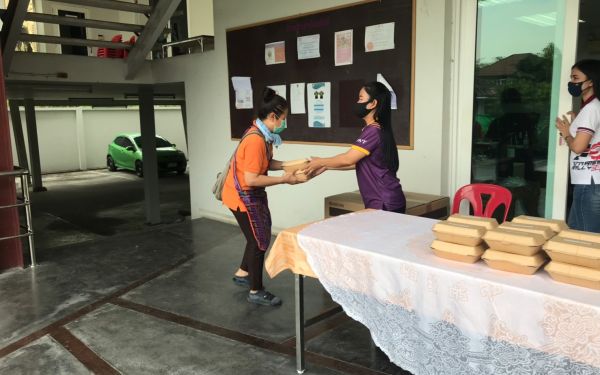 (27-04-63) แจกข้าวกล่องให้กับผู้ประสบภัยโควิด-19_(9)