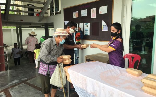 (27-04-63) แจกข้าวกล่องให้กับผู้ประสบภัยโควิด-19_(9)