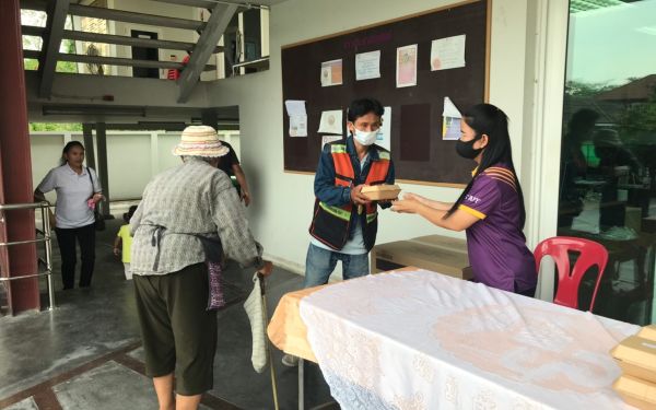 (27-04-63) แจกข้าวกล่องให้กับผู้ประสบภัยโควิด-19_(9)