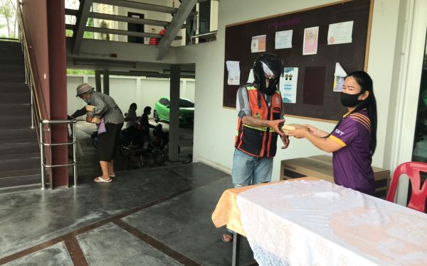 (27-04-63) แจกข้าวกล่องให้กับผู้ประสบภัยโควิด-19_(9)