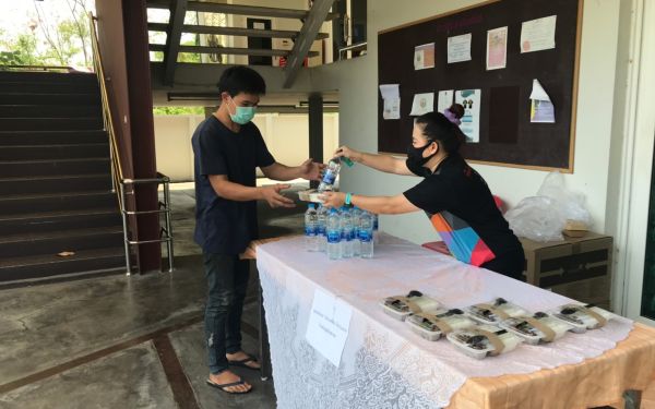 (28-04-63) แจกข้าวกล่องให้กับผู้ประสบภัยโควิด-19_(10)