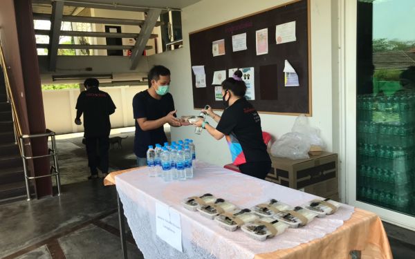 (28-04-63) แจกข้าวกล่องให้กับผู้ประสบภัยโควิด-19_(10)