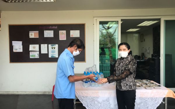 (28-04-63) แจกข้าวกล่องให้กับผู้ประสบภัยโควิด-19_(10)