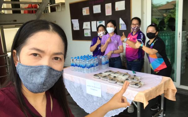 (28-04-63) แจกข้าวกล่องให้กับผู้ประสบภัยโควิด-19_(10)