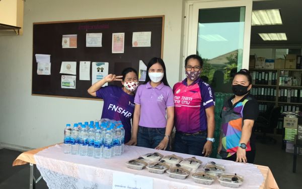 (28-04-63) แจกข้าวกล่องให้กับผู้ประสบภัยโควิด-19_(10)