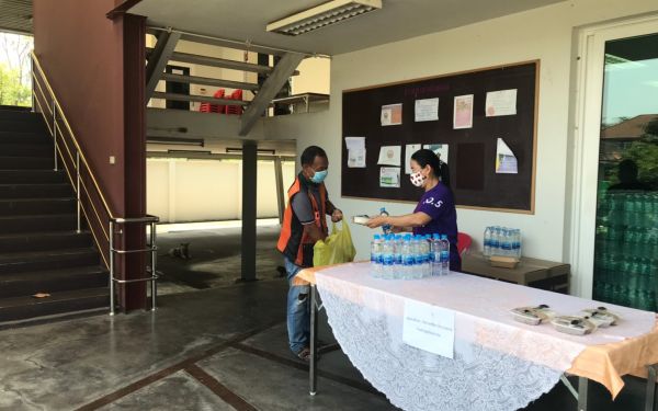 (28-04-63) แจกข้าวกล่องให้กับผู้ประสบภัยโควิด-19_(10)