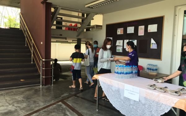 (28-04-63) แจกข้าวกล่องให้กับผู้ประสบภัยโควิด-19_(10)