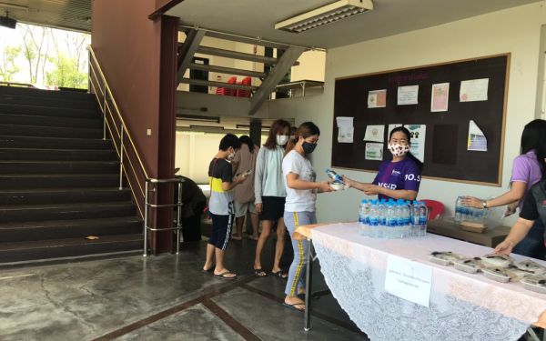 (28-04-63) แจกข้าวกล่องให้กับผู้ประสบภัยโควิด-19_(10)