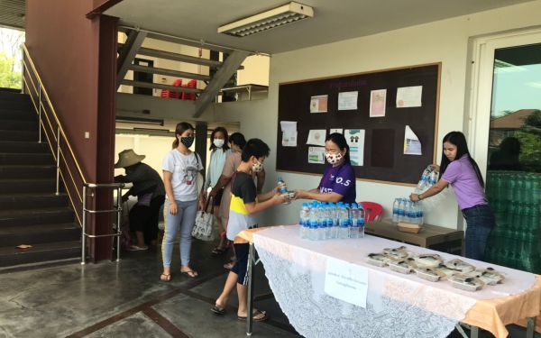 (28-04-63) แจกข้าวกล่องให้กับผู้ประสบภัยโควิด-19_(10)