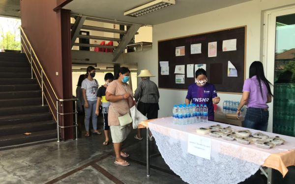 (28-04-63) แจกข้าวกล่องให้กับผู้ประสบภัยโควิด-19_(10)