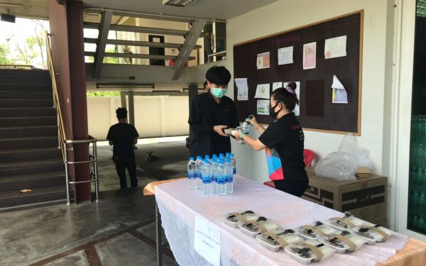 (28-04-63) แจกข้าวกล่องให้กับผู้ประสบภัยโควิด-19_(10)