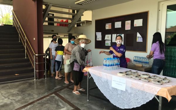 (28-04-63) แจกข้าวกล่องให้กับผู้ประสบภัยโควิด-19_(10)