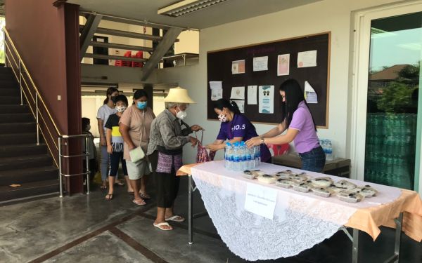 (28-04-63) แจกข้าวกล่องให้กับผู้ประสบภัยโควิด-19_(10)