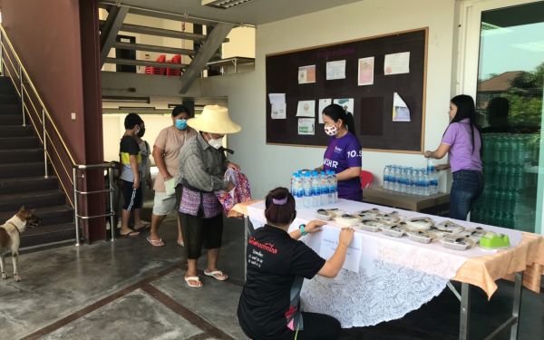 (28-04-63) แจกข้าวกล่องให้กับผู้ประสบภัยโควิด-19_(10)