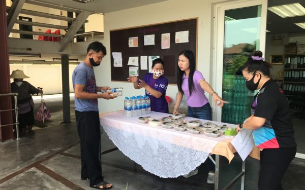 (28-04-63) แจกข้าวกล่องให้กับผู้ประสบภัยโควิด-19_(10)