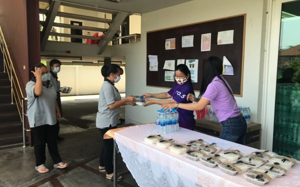 (28-04-63) แจกข้าวกล่องให้กับผู้ประสบภัยโควิด-19_(10)