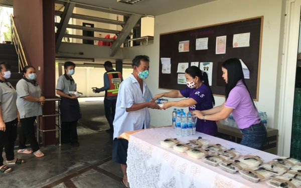 (28-04-63) แจกข้าวกล่องให้กับผู้ประสบภัยโควิด-19_(10)