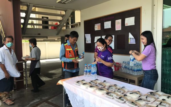 (28-04-63) แจกข้าวกล่องให้กับผู้ประสบภัยโควิด-19_(10)