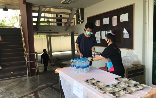 (28-04-63) แจกข้าวกล่องให้กับผู้ประสบภัยโควิด-19_(10)