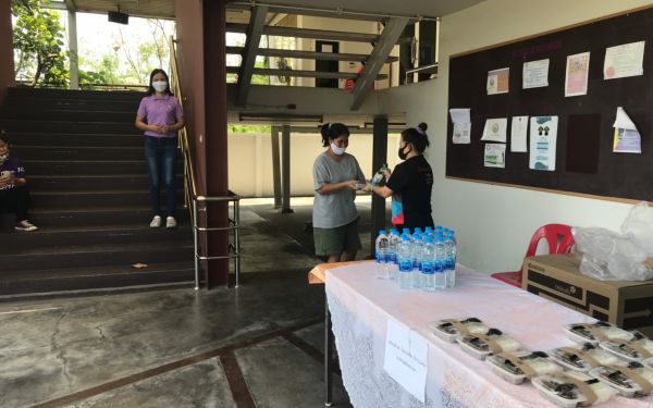 (28-04-63) แจกข้าวกล่องให้กับผู้ประสบภัยโควิด-19_(10)