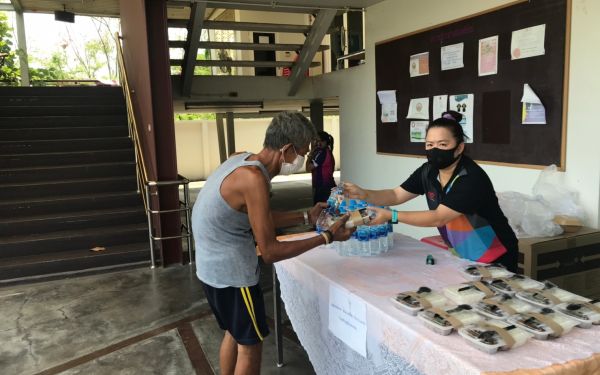 (28-04-63) แจกข้าวกล่องให้กับผู้ประสบภัยโควิด-19_(10)