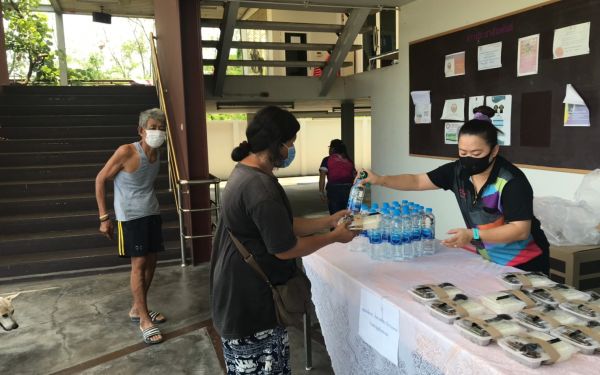 (28-04-63) แจกข้าวกล่องให้กับผู้ประสบภัยโควิด-19_(10)
