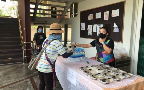 (28-04-63) แจกข้าวกล่องให้กับผู้ประสบภัยโควิด-19_(10)