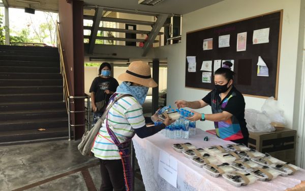 (28-04-63) แจกข้าวกล่องให้กับผู้ประสบภัยโควิด-19_(10)