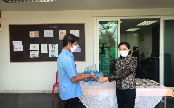 (28-04-63) แจกข้าวกล่องให้กับผู้ประสบภัยโควิด-19_(10)