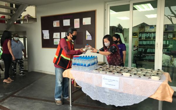 (29-04-63) แจกข้าวกล่องให้กับผู้ประสบภัยโควิด-19_(11)