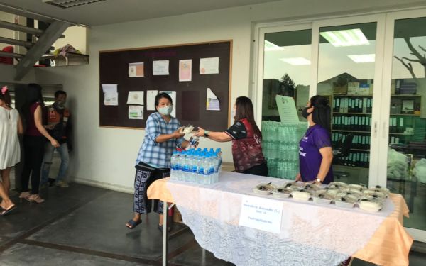 (29-04-63) แจกข้าวกล่องให้กับผู้ประสบภัยโควิด-19_(11)