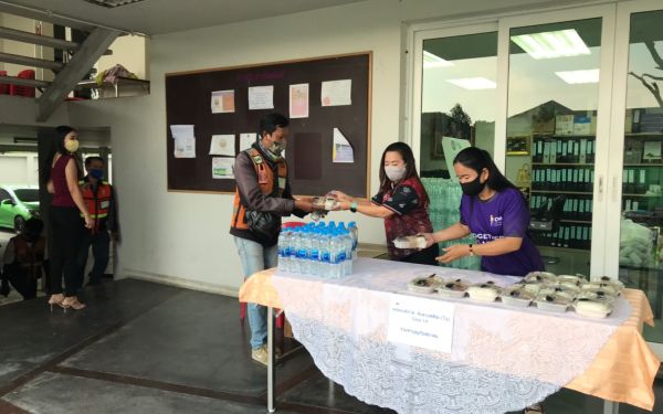 (29-04-63) แจกข้าวกล่องให้กับผู้ประสบภัยโควิด-19_(11)