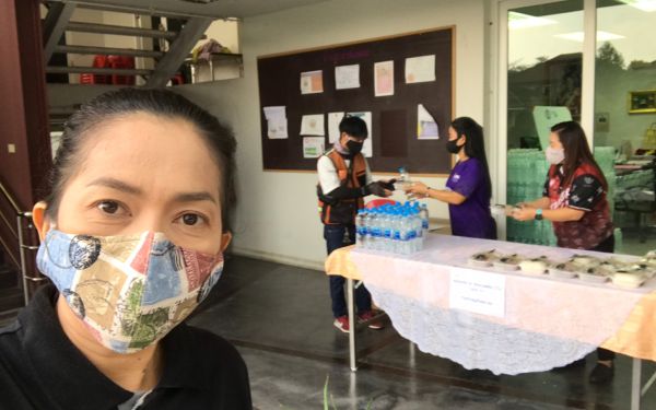 (29-04-63) แจกข้าวกล่องให้กับผู้ประสบภัยโควิด-19_(11)